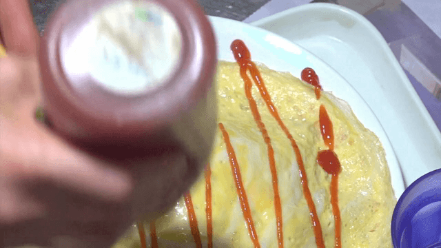 오므라이스에 케첩을 뿌리는 장면