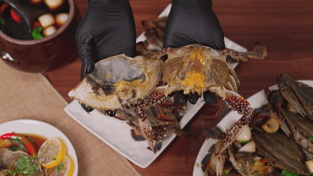 간장게장 등 껍질을 분리하는 작업