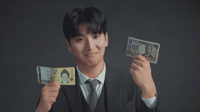 한국 원화와 일본 엔화를 비교하는 남자