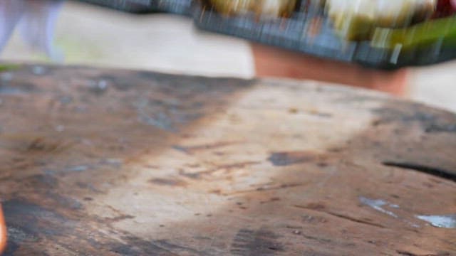 테이블에 올려지는 패럿피시 구이와 양파, 고추가 올라간 바베큐 그릴