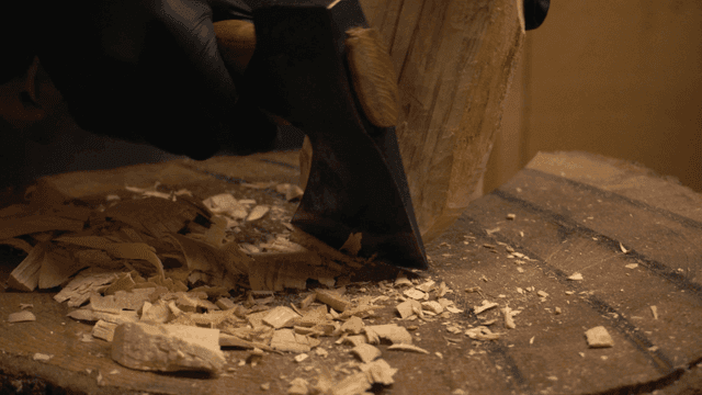 섬세하게 도끼로 나무 조각하는 공예가