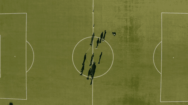 학교 축구장에서 학생들이 운동하는 모습