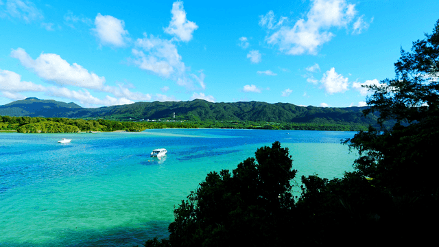 보트와 산이 있는 고요한 바다