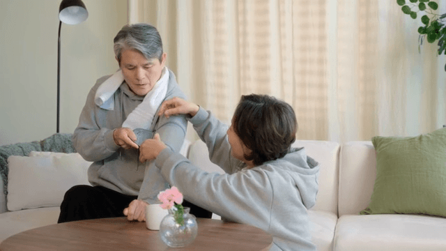 노부부가 혈압을 측정하는 모습