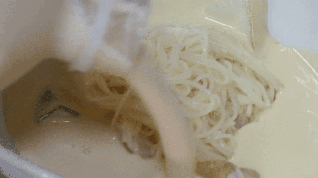 콩물이 부어지는 콩국수