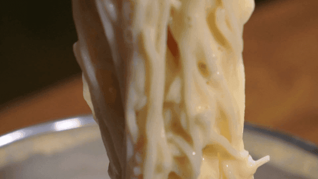 젓가락으로 들어 올리는 콩국수