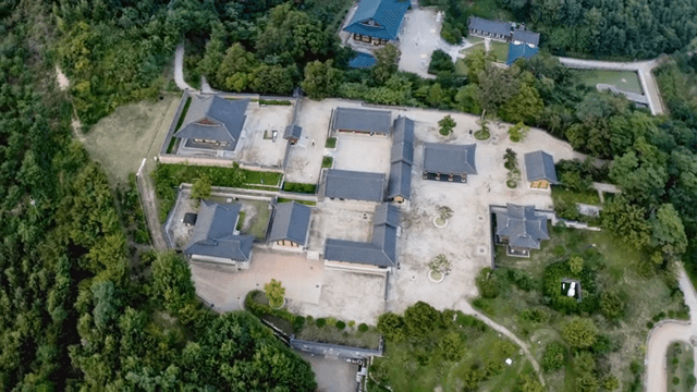 숲으로 둘러싸인 전통 한국 사찰