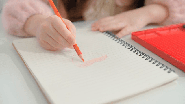 색연필로 그림을 그리는 아이