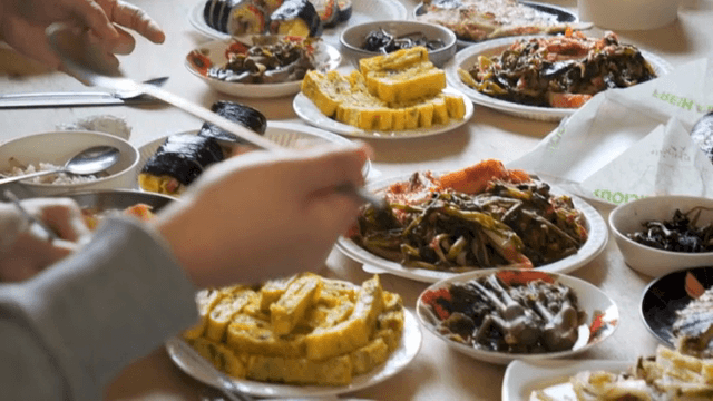 테이블 위 다양한 한국 요리