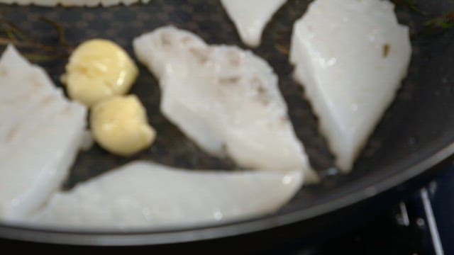 팬에서 마늘과 함께 구워지는 오징어