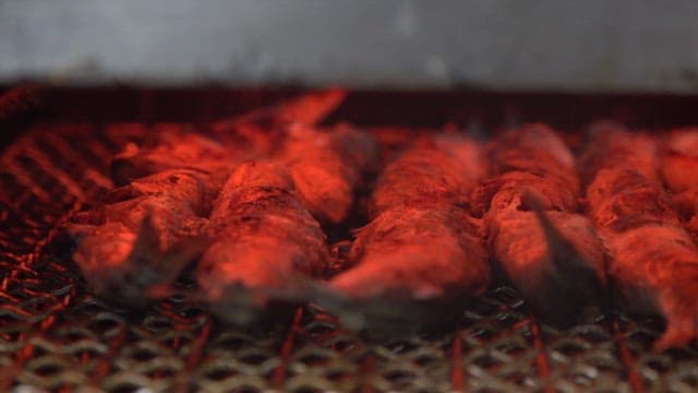 뜨거운 그릴 위에서 지글거리는 생선 구이