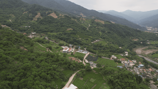 농장과 집이 있는 푸른 산골