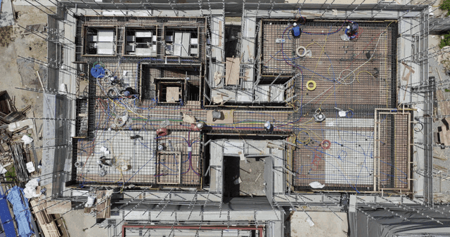 작업자와 자재가 있는 건설 현장