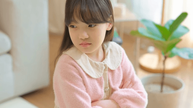 팔짱을 낀 토라진 아이