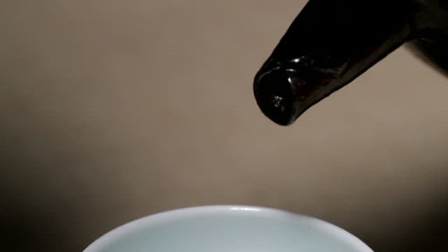 컵에 간장을 따르는 모습