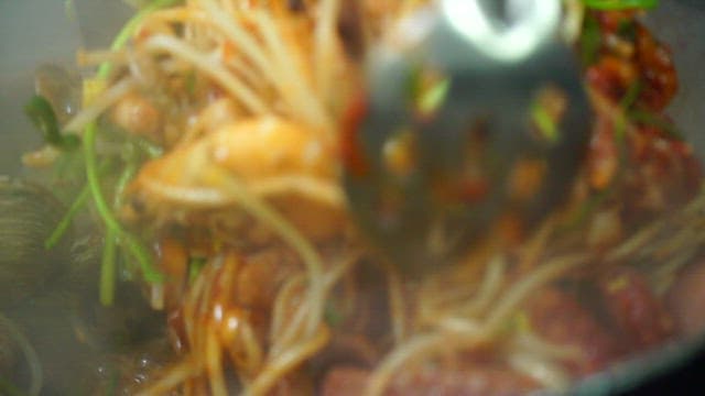 팬에서 콩나물과 해산물이 들어간 요리하기