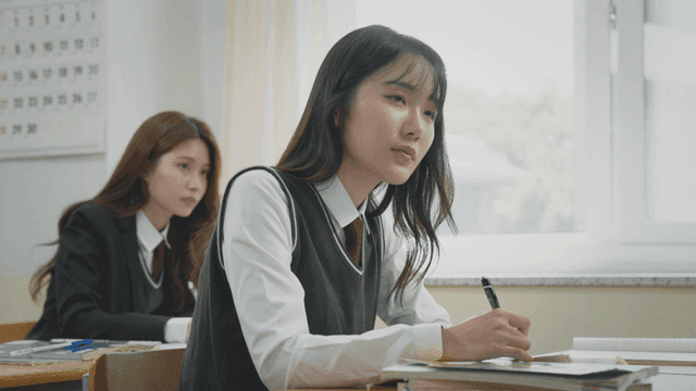 교실에서 수업에 집중하는 학생들