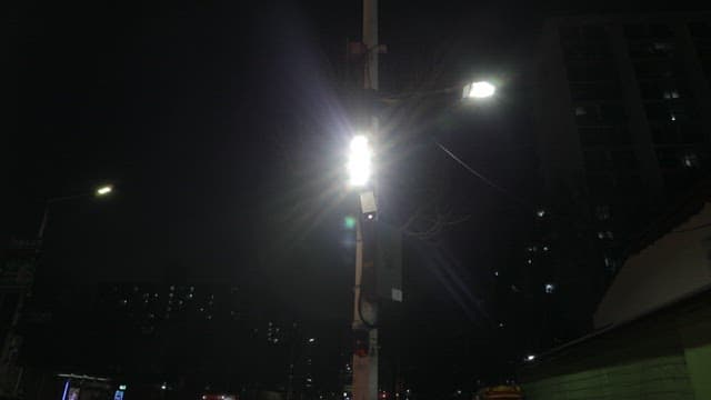 그림자 가로등이 비추는 밤의 어두운 거리