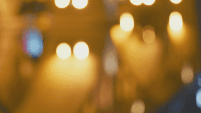 흐릿한 강물 위로 번지는 밤 조명