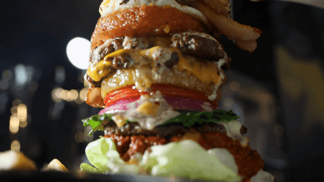 높게 쌓인 타워 햄버거