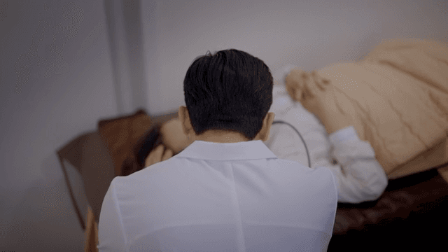 피부 관리 시술을 진행하는 의사의 뒷모습