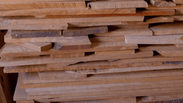 작업장에 쌓인 나무 판자