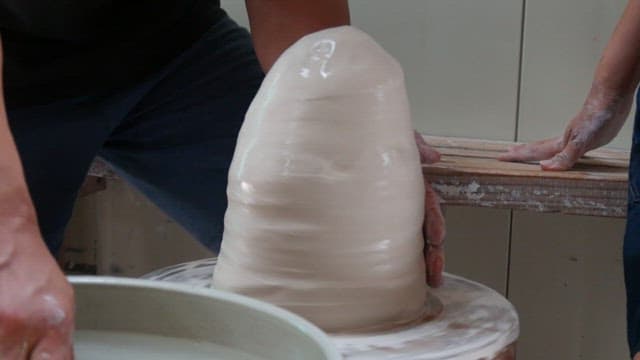 정교하게 도자기를 빚고있는 사람들
