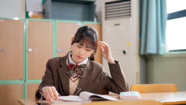 학생들이 공부하며 이어폰을 나눠 듣는 모습