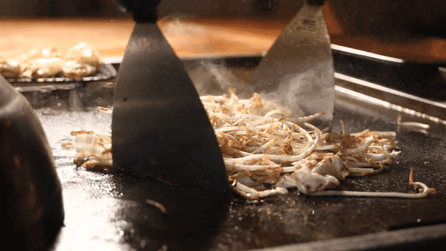 Stir-fried bean sprouts on hot iron plate