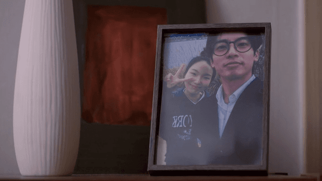 웃고 있는 커플의 액자 사진