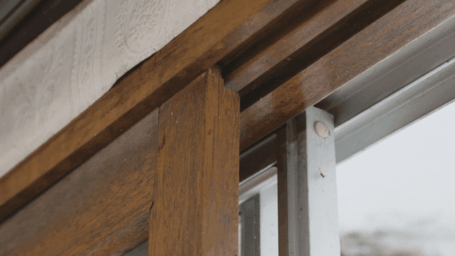 정교한 디자인의 나무 창틀