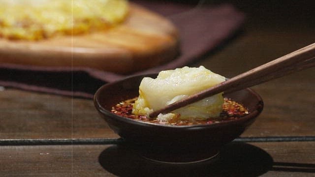 간장에 푹 찍어먹는 따뜻한 양배추전