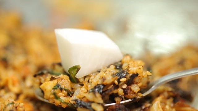 무절임을 곁들여 먹는 철판볶음밥 한 숟가락