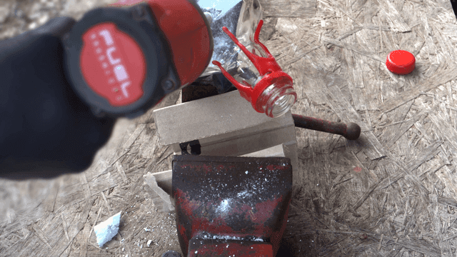 유리병에 구멍을 뚫는 장면