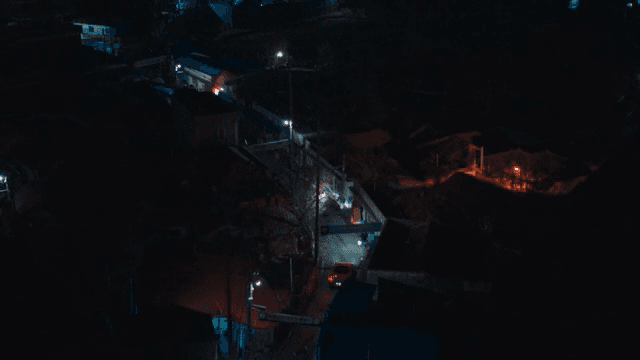 밤의 조용한 마을 거리