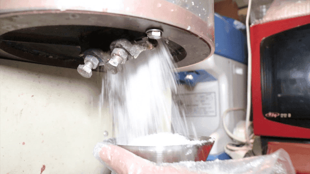 빙삭기에서 나오는 얼음을 그릇으로 받는 장면