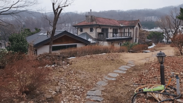 겨울의 조용한 교외 주택