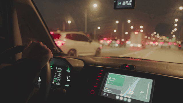 차들이 막히는 다차선 야간 운전