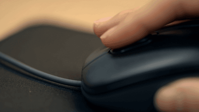 컴퓨터 마우스를 클릭하는 손