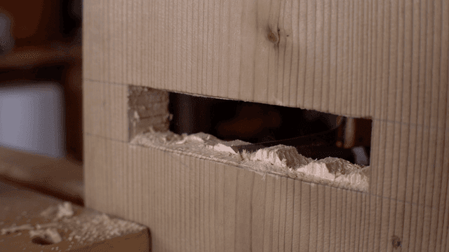 작업장에서 톱으로 나무를 자르는 모습