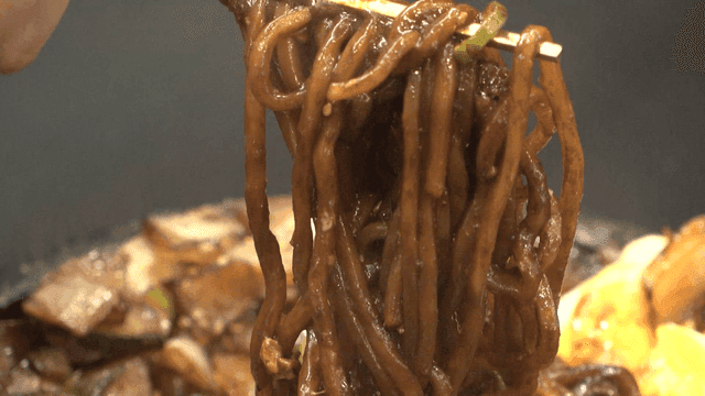 젓가락으로 집어 올린 짜장면