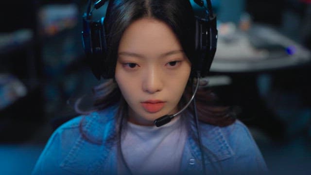헤드셋을 착용하고 집중한 게이머
