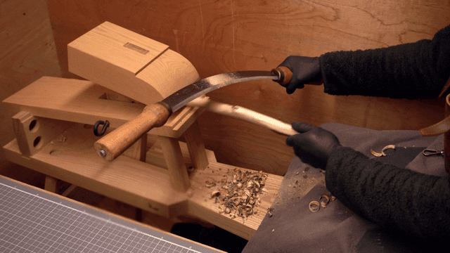 깍낫으로 나무 조각하기