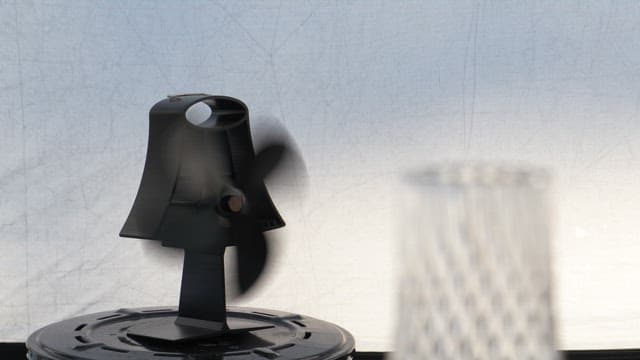 텐트 내부에 있는 검은 선풍기