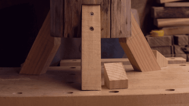 작업실에서 나무 의자 조립