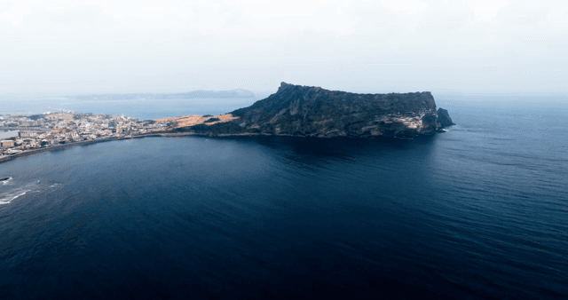 푸른 바다로 둘러싸인 아름다운 성산 일출봉