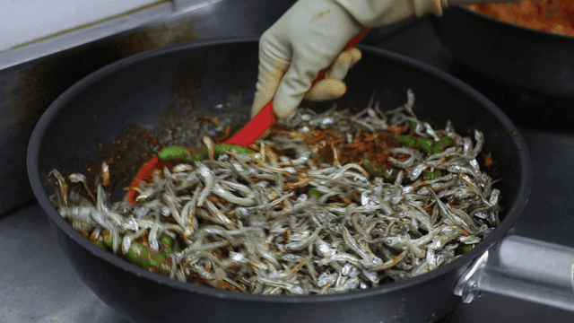웍에 볶아지는 양념 멸치 볶음