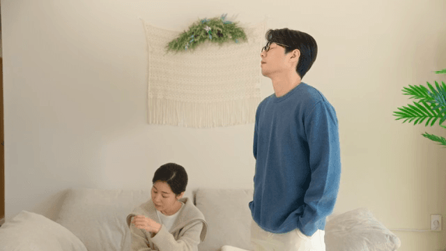 거실에서 언쟁하는 부부