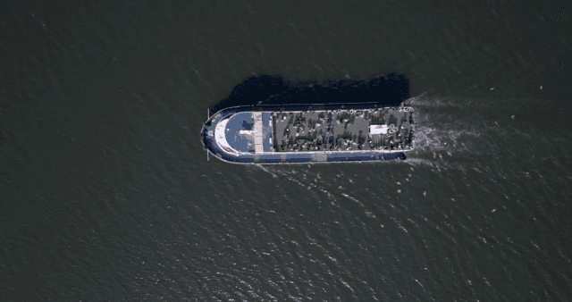 바다 위를 항해하는 여객선