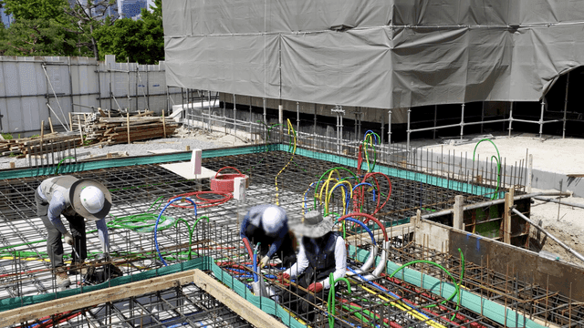 건설 현장에서 일하는 작업자들